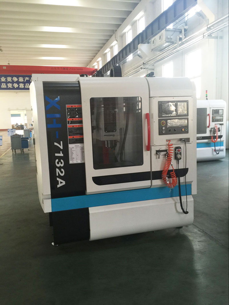 XH7132A CNC Milling Machine Vertical Machining Center (2) XH7132A CNC Milling Machine Vertical Machining Center (2)
