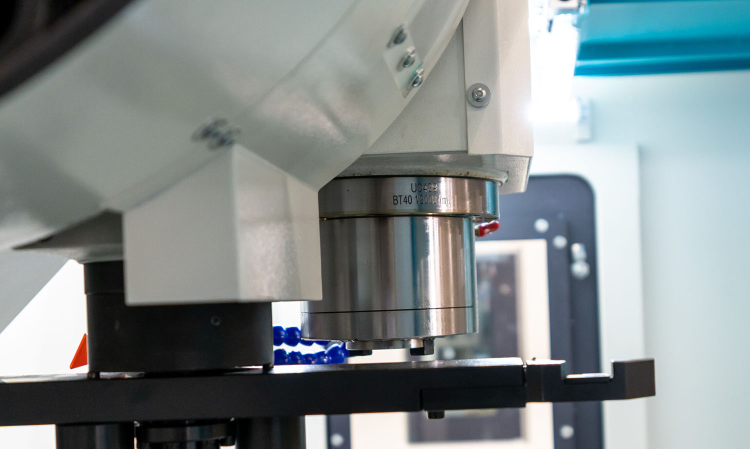VDLS1000 High Speed 12000 rpm Dalian DMTG 3 axis CNC Milling Machine 4 axis VMC Vertical Machining Machine 